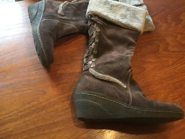 Preview of the first image of Episode brown fur lined boots size 4 in excellent condition.