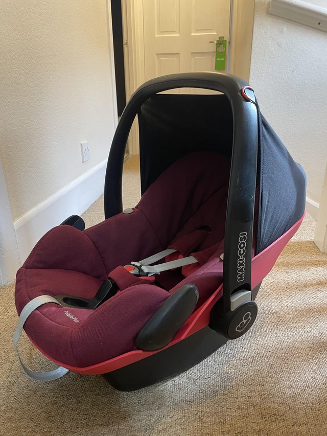 Preview of the first image of Maxi cosi Pebble plus car seat with Isofix base CAN POST.
