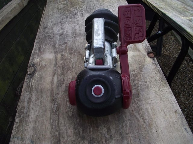 Preview of the first image of AKS 1300 Caravan Stabiliser..