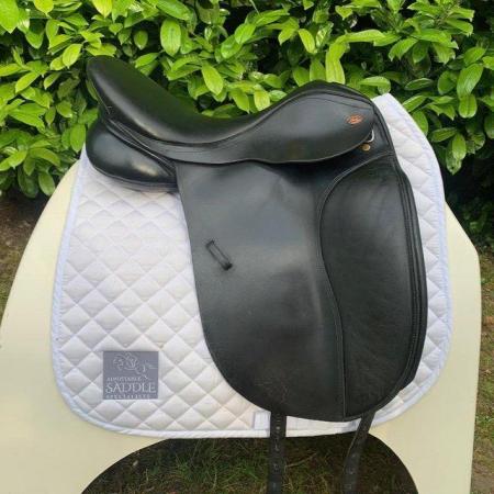 Image 10 of Kent and Masters 17.5 inch high wither dressage saddle