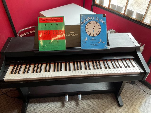 YAMAHA Clavinova CLP-121S Electric Piano — Books & Magazines in Harlow