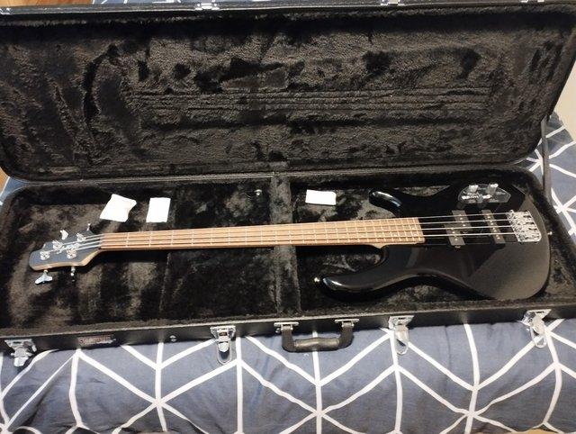 Preview of the first image of Cort Action Plus 4 string bass + extras.