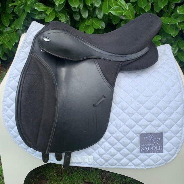 Preview of the first image of Thorowgood T4 17 inch cob saddle.