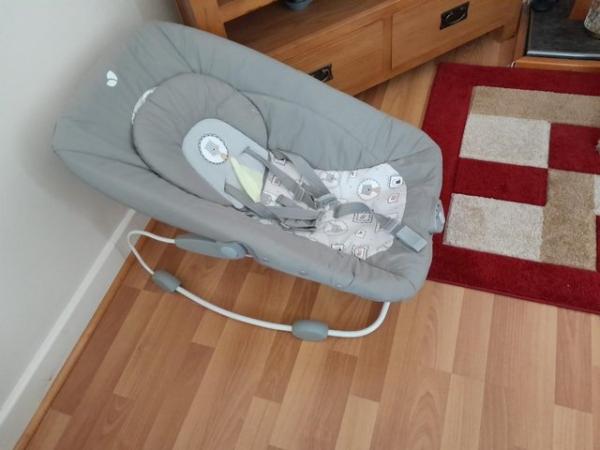 Image 2 of grey baby seat siutable for newborn