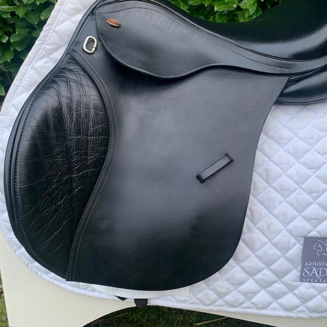 Preview of the first image of Kent & Masters 17 inch Original Flat-Back saddle.