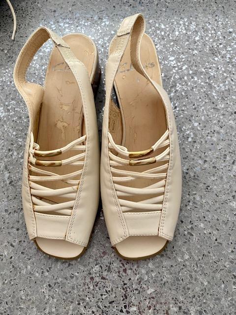 Preview of the first image of Clarks Leather shoes size 4 in beige.
