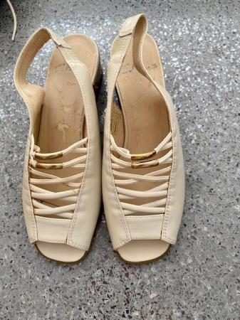 Image 1 of Clarks Leather shoes size 4 in beige