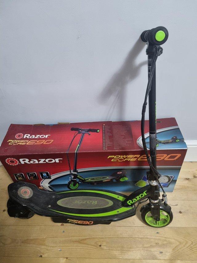 Preview of the first image of Razor E90 scooter with box.