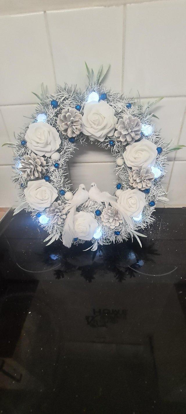 Christmas wreath with lights with blue balls — Other in Colchester