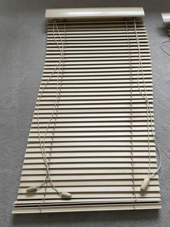 Image 2 of Venetian Blinds x 4. High Quality. Made of real wood, has sp