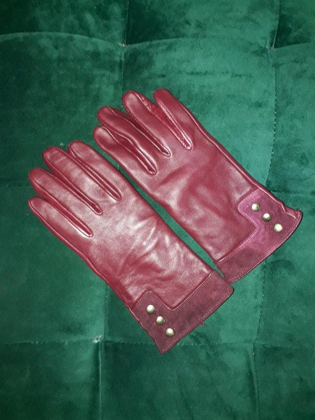 Preview of the first image of Leather woman's gloves one size.