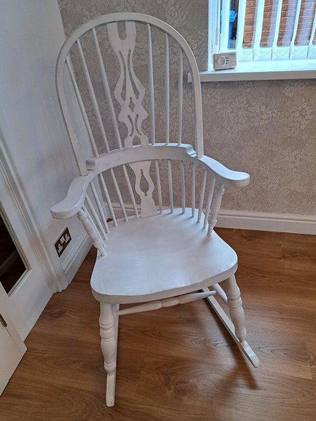 Preview of the first image of White Rocking chair good condition.