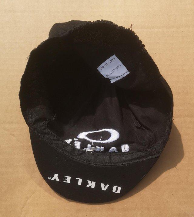 Preview of the first image of Oakley black cycling cap hat, new.