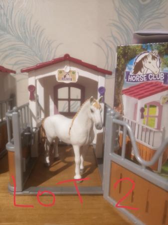 Image 3 of Schleich 3 horse stables and horses