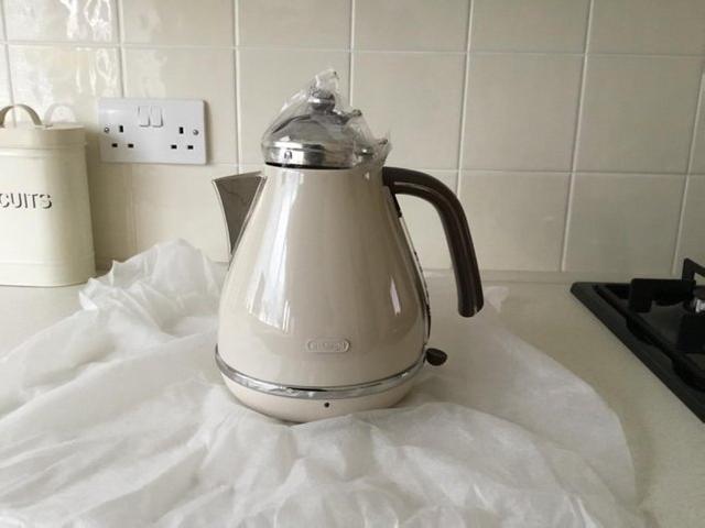 Preview of the first image of New DeLonghi Icona Vintage cream kettle.