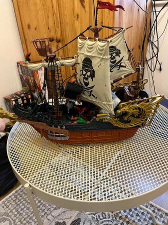 Image 2 of Pirate ship with accessories and figures