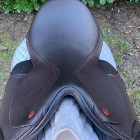 Image 5 of Thorowgood T8 17 inch compact saddle