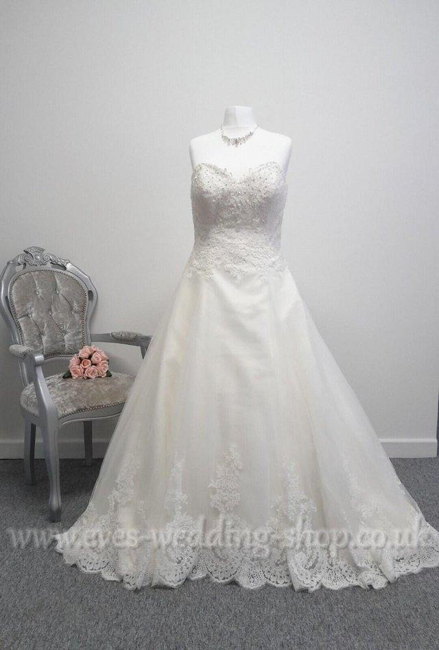 Preview of the first image of A line ivory wedding tulle dress.