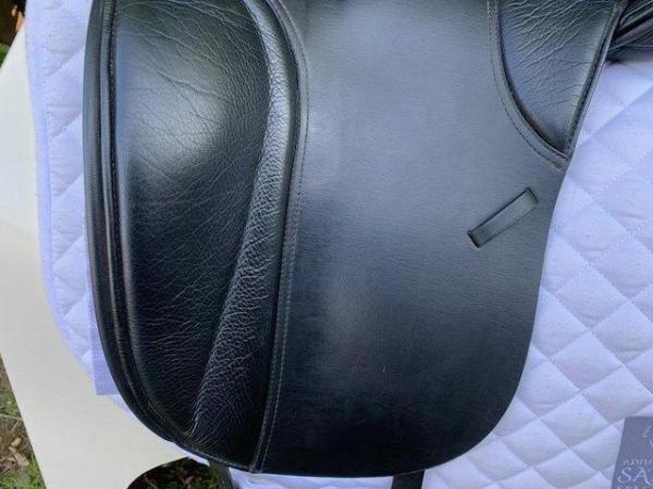 Image 2 of Thorowgood T8 17 inch dressage saddle