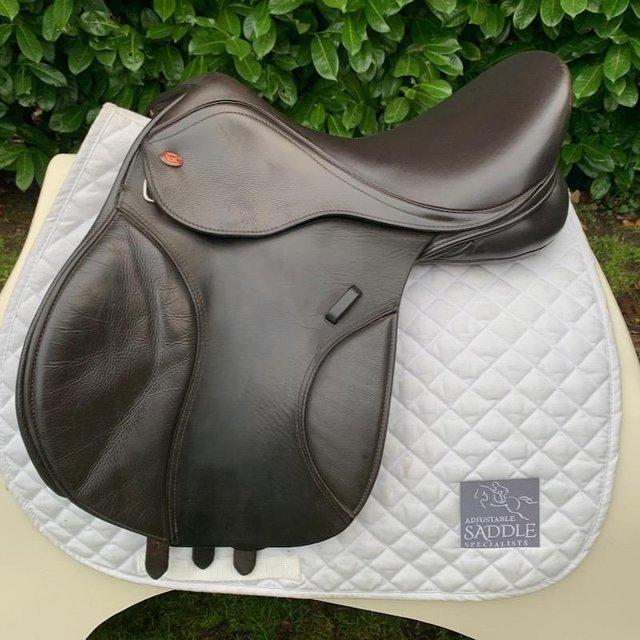 Preview of the first image of Kent & Masters 17” S-Series Anatomic saddle.