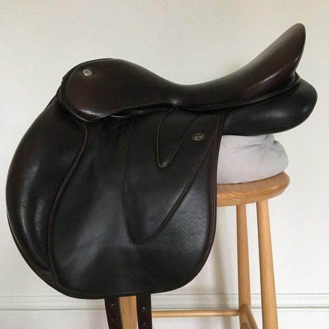 Preview of the first image of WOW Saddle brown 18" GP size 2.