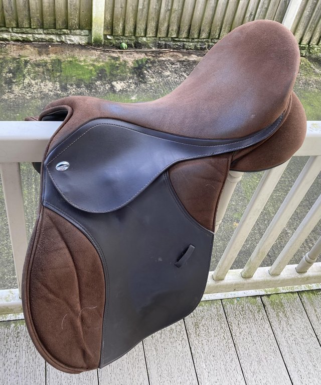 Preview of the first image of 18” Thorowgood HGP High Wither adjustable gullet saddle.