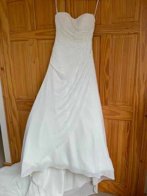 Preview of the first image of Pretty wedding dress size 10 to 12.