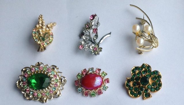 Image 1 of ASSORTMENT OF VINTAGE BROOCHES