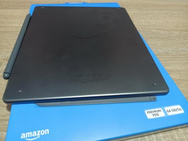 Image 2 of Kindle Scribe (64 GB), the first Kindle and digital notebook