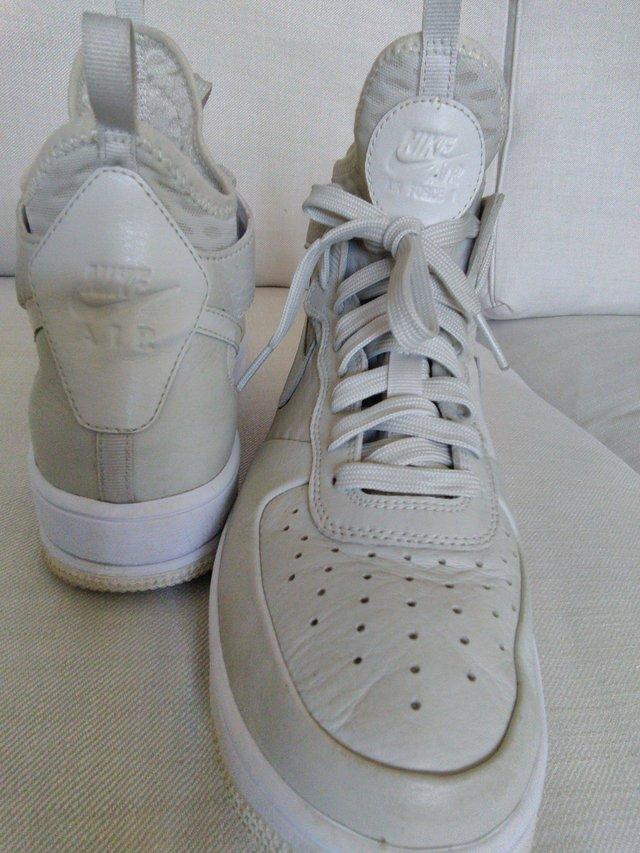 Preview of the first image of Nike Air trainers size 8 light grey colour.