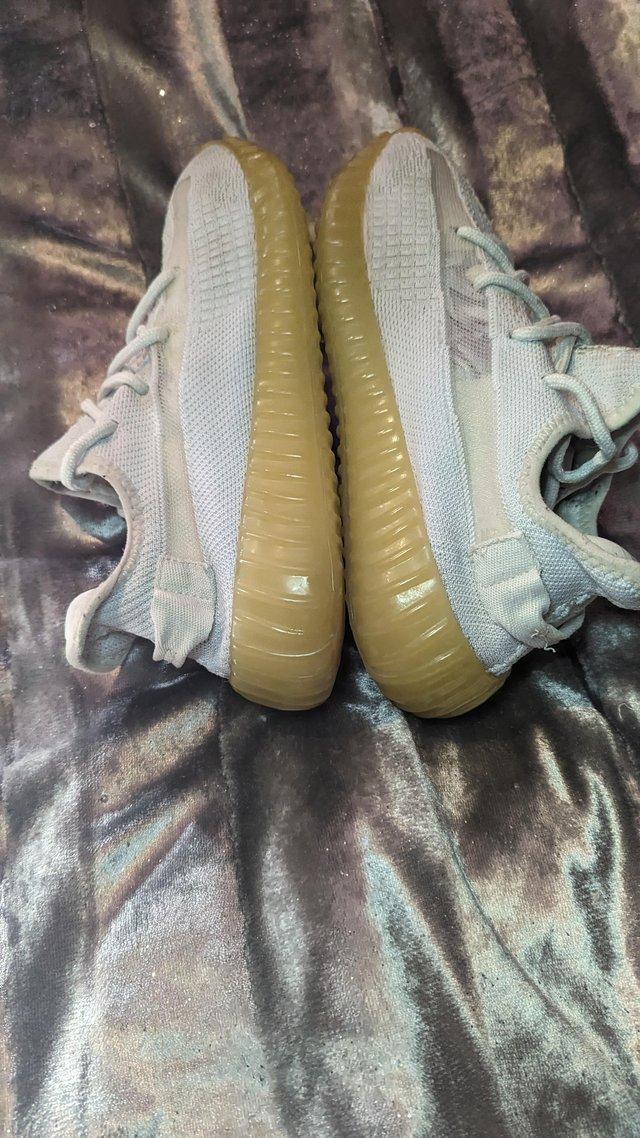 Preview of the first image of Addidas Yeezy boost 350 v2,,low light,, size 5.