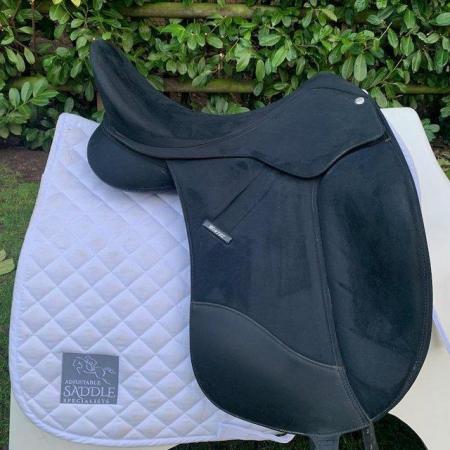 Image 8 of Wintec Isabell Werth 17.5 inch dressage saddle
