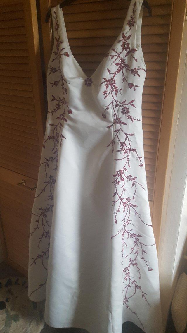 Preview of the first image of good quality wedding dress...