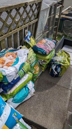 Image 5 of Lots of bags of cat litter (broken bags)