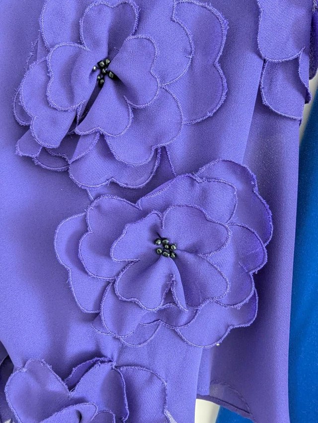 Beautiful Blue party dress with decorative flowers — photo 3 of 3