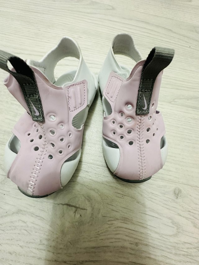 Preview of the first image of Baby nike sandals, light pink, really easy to put on, size4.