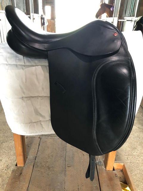 Preview of the first image of Dressage Saddle Grand Prix Extra.
