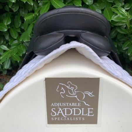 Image 19 of Wintec 17 inch dressage saddle