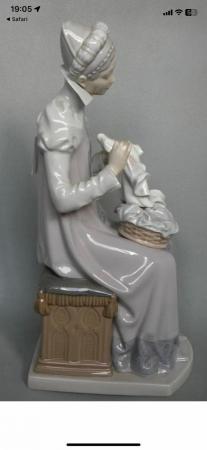 Image 4 of LLADRO 5126 MEDIEVAL LADY SEWING A TROUSSEAU
