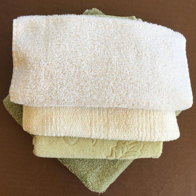 Preview of the first image of 2 green hand towels £1 ea,2 white guest/sport towels £1 both.