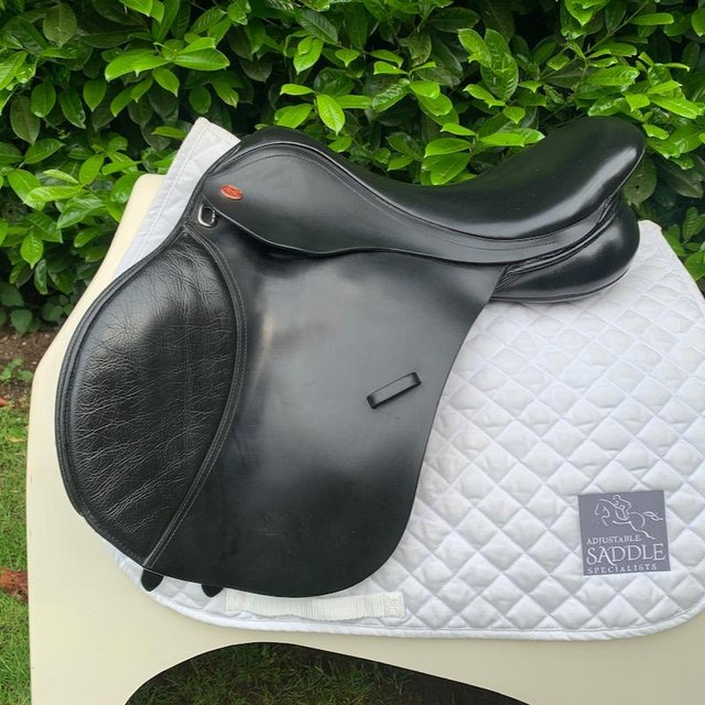 Preview of the first image of Kent And Masters 17" Jump saddle (S3175).