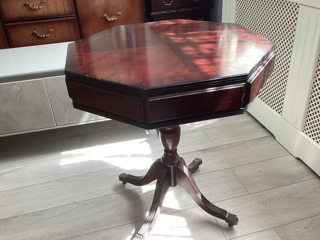 Octagonal small table on pedestal base