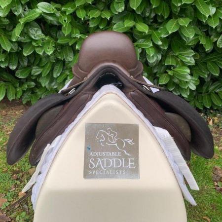 Image 5 of Wintec 16 inch dressage saddle