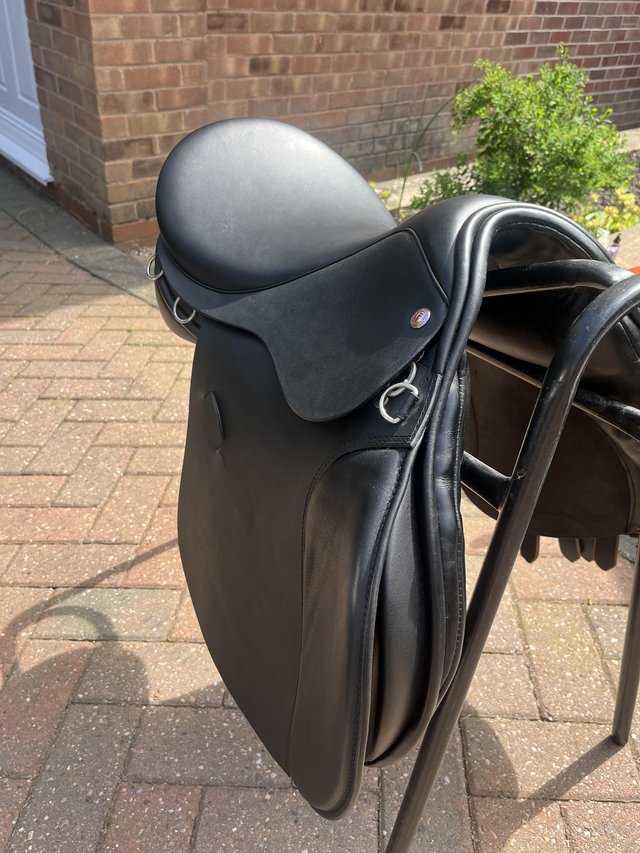 Preview of the first image of GP black 16” medium Farrington saddle.