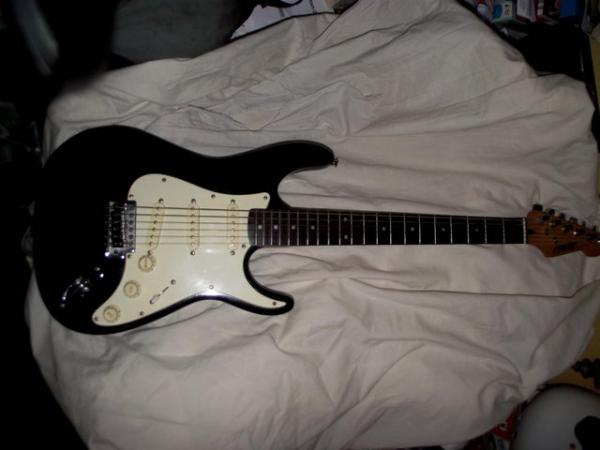 Image 1 of eletric guitar peavey black