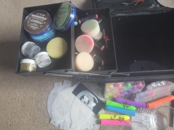 Image 2 of Full facepainting kit with bag