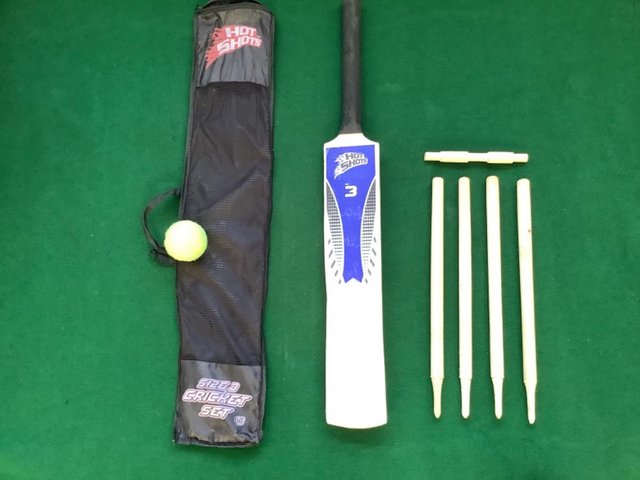 Preview of the first image of CRICKET SET - HOT SHOT - SIZE 3.