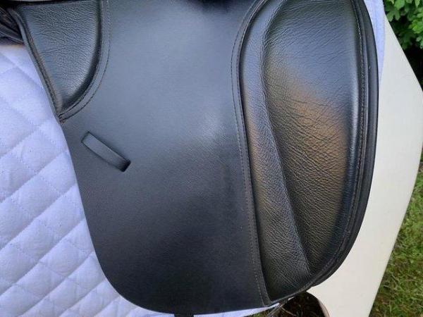 Image 4 of Thorowgood T8 17 inch dressage saddle