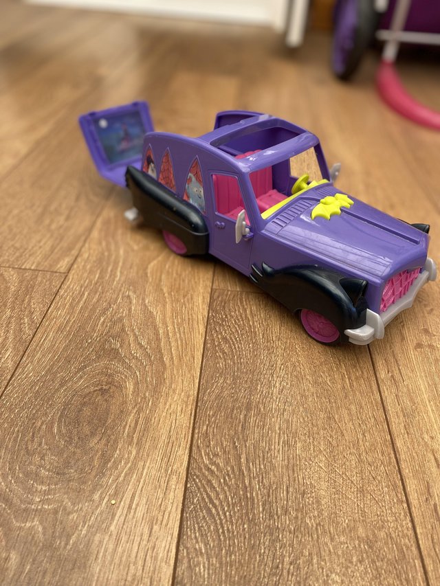 Preview of the first image of Vampirina Car with sounds from the show.