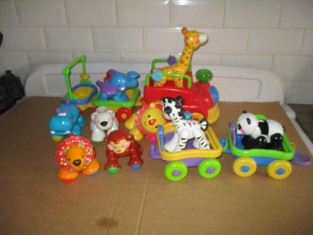 Preview of the first image of FISHER PRICE Clickety-Clack Animals Elephant & Giraffe Inter.